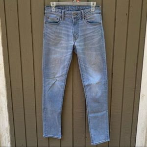 American Eagle Light Wash Slim Jeans 29x32
